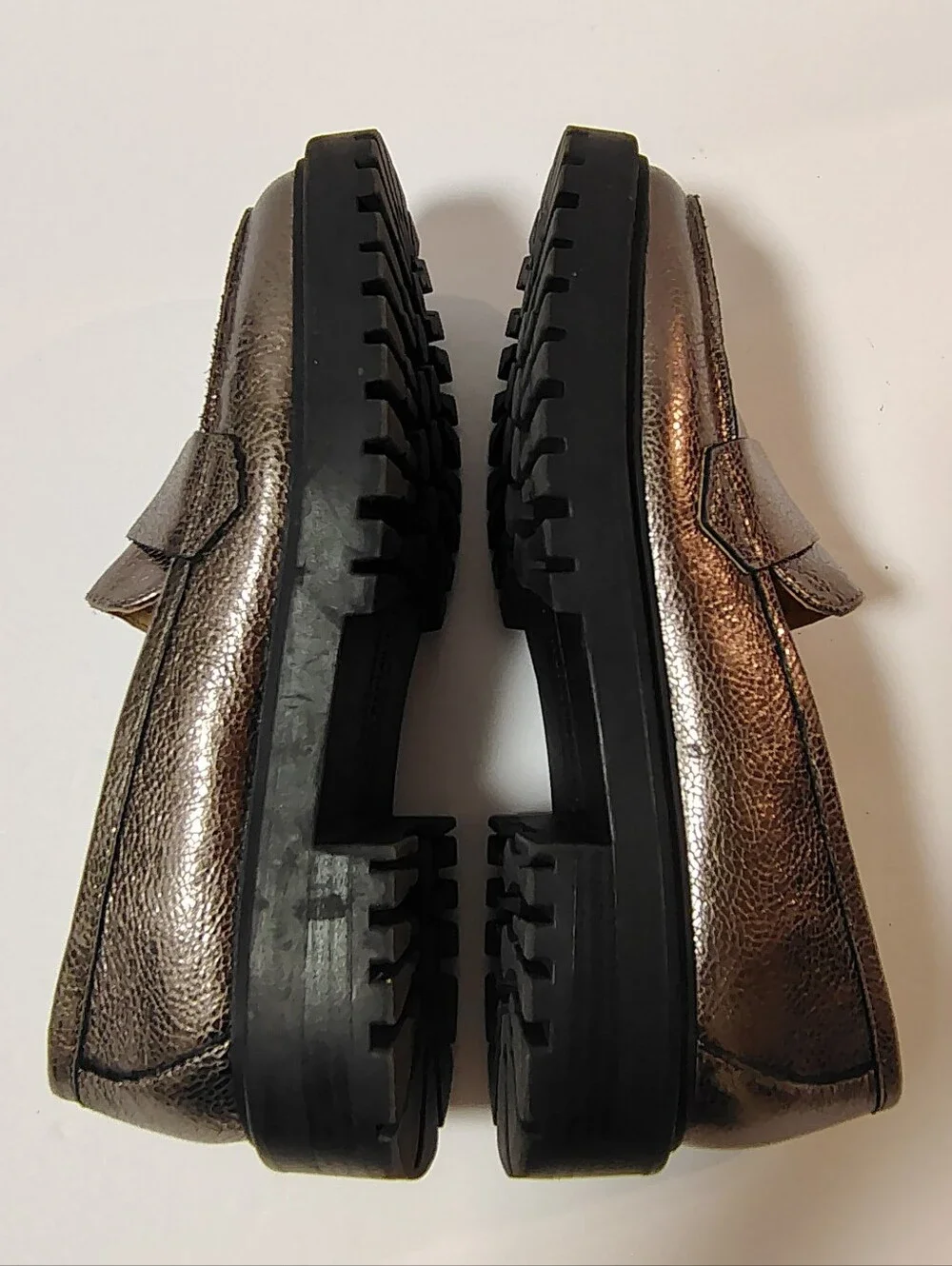 Banana Republic Vee Strap Leather Metallic Pewter Lug Sole Moc-Toe Lugg Loafer 7